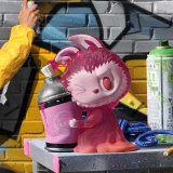 POP MART-THE MONSTERS - Colección "¡No Me Puedes Ver!" Figuras Coleccionables - Spray Can