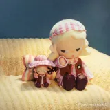 POP MART-Zsiga - Colección"Pasarela de la Vida”"Muñecos de Peluche Sentados con Bebé - Banner 2